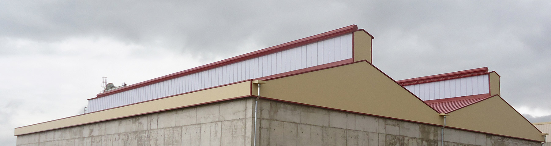 Aireadores est&aacute;ticos Mag&oacute;n instalados en la cubierta de una nave industrial